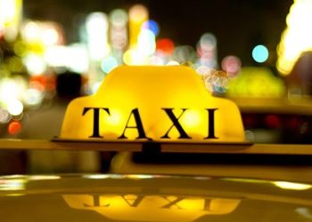 Scandal și altercație fizică în sectorul Botanica al Capitalei, între un șofer de taxi și o pasageră. Tânăra a fost scoasă cu forța din mașină | VIDEO