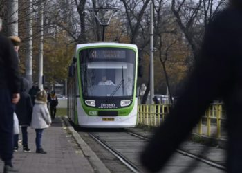 România: O femeie a murit târâtă de tramvai în Arad. Ea a urcat căruciorul copilei cu dizabilități, dar vatmanul a închis ușile înainte să poată urca