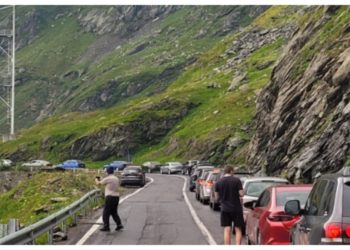 Vacanța la munte se încheie cu ore în trafic: Mii de șoferi sunt blocați pe Transfăgărășan, coloană întinsă pe 8 kilometri