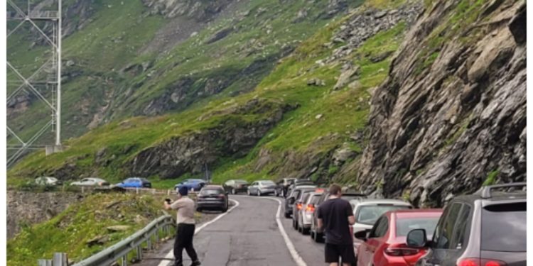 Vacanța la munte se încheie cu ore în trafic: Mii de șoferi sunt blocați pe Transfăgărășan, coloană întinsă pe 8 kilometri
