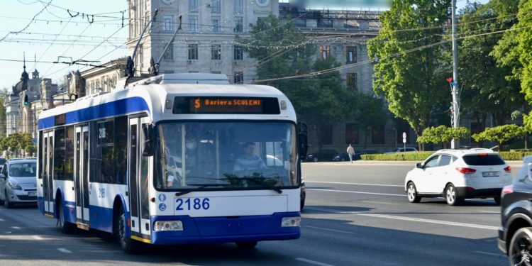 Taxatoarea care a agresat un copil de 10 ani într-un troleibuz, demisă. RTEC anunță că a intensificat verificările la linie