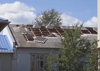 În așteptarea ajutorului promis de autorități: În raionul Edineț, localnicii din satele afectate continuă să lichideze consecințele urgiei, în timp ce agricultorii au rămas cu roada compromisă | VIDEO