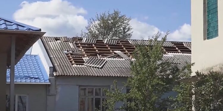 În așteptarea ajutorului promis de autorități: În raionul Edineț, localnicii din satele afectate continuă să lichideze consecințele urgiei, în timp ce agricultorii au rămas cu roada compromisă | VIDEO