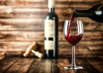 Rusia majorează drastic taxele pentru importul vinurilor din țările „neprietenoase”. Există sau nu riscuri pentru exportatorii moldoveni? | VIDEO