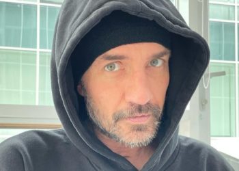 Роман Костомаров впервые после ампутаций вышел на лёд