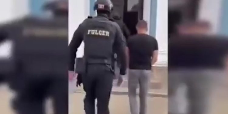 Își amenința cu moartea propriul cumătru, estorcând 4,5 milioane de lei. Mărul discordiei — un centru de agrement | VIDEO