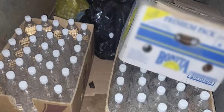 Afacere cu alcool contrafăcut și produse de tutungerie: Au fost ridicate peste 150 de litri și 100 de mii de țigarete