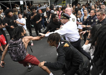 Haos în New York: Mii de oameni s-au bătut și au blocat străzile. Care ar fi motivul