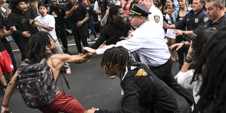 Haos în New York: Mii de oameni s-au bătut și au blocat străzile. Care ar fi motivul