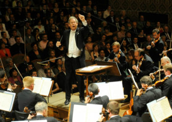 Scandal la Festivalul Berlioz: Celebrul dirijor John Eliot Gardiner a fost înlocuit după ce ar fi lovit un cântăreţ