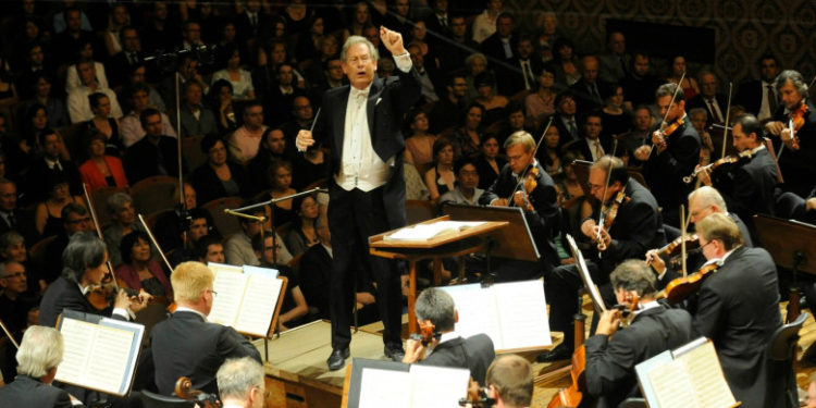 Scandal la Festivalul Berlioz: Celebrul dirijor John Eliot Gardiner a fost înlocuit după ce ar fi lovit un cântăreţ