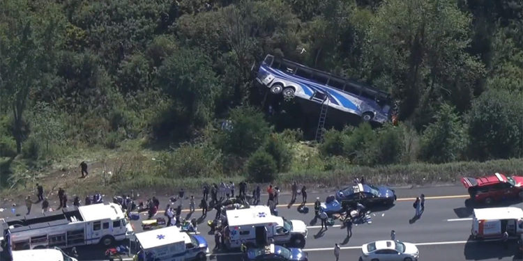 Автобус со школьниками упал в овраг в штате Нью-Йорк: два человека погибли, более 40 пострадали