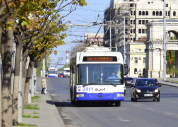 Mai multe rute de troleibuz din Capitală atestă întârzieri la stația de așteptare din cauza unui deranjament la rețea