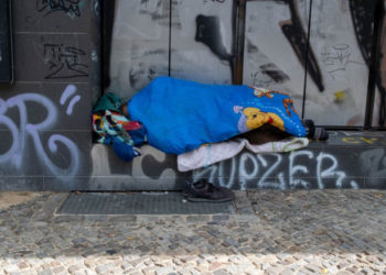 Europa are un milion de oameni fără adăpost. O populație cât un oraș doarme pe străzile din UE