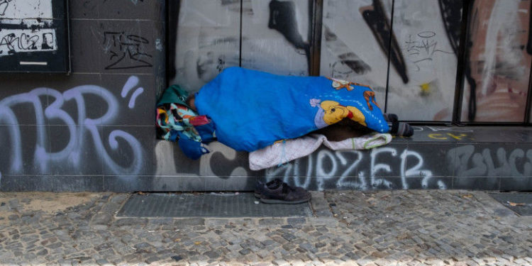 Europa are un milion de oameni fără adăpost. O populație cât un oraș doarme pe străzile din UE