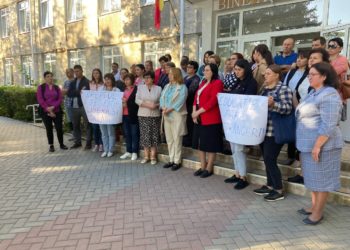 „Unde-i dreptul copiilor la studii?”. Părinții elevilor din satul Văsieni i-au cerut șefului Direcției Generale Educație Ialoveni să redeschidă liceul | VIDEO