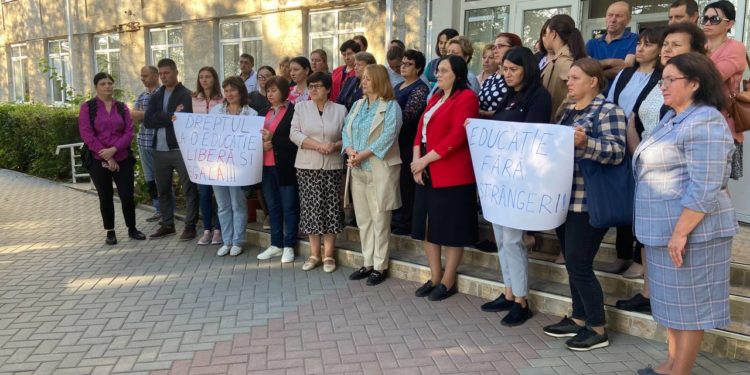 „Unde-i dreptul copiilor la studii?”. Părinții elevilor din satul Văsieni i-au cerut șefului Direcției Generale Educație Ialoveni să redeschidă liceul | VIDEO