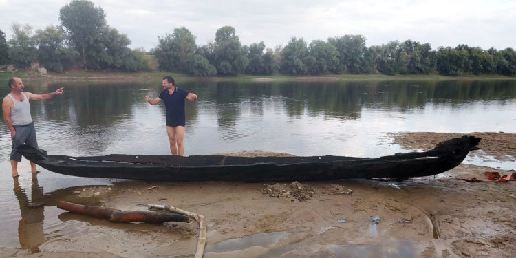 “Это исключительная находка”. Из Днестра вытащили лодку, возраст которой может достигать тысячу лет | VIDEO