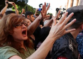 Карабах: на протестах в Ереване пострадали более 30 человек