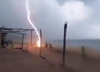 В Мексике молния убила 2 людей на пляже