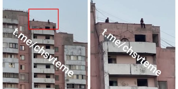 На крыше одного из домов «Ворот города» были замечены подростки | VIDEO