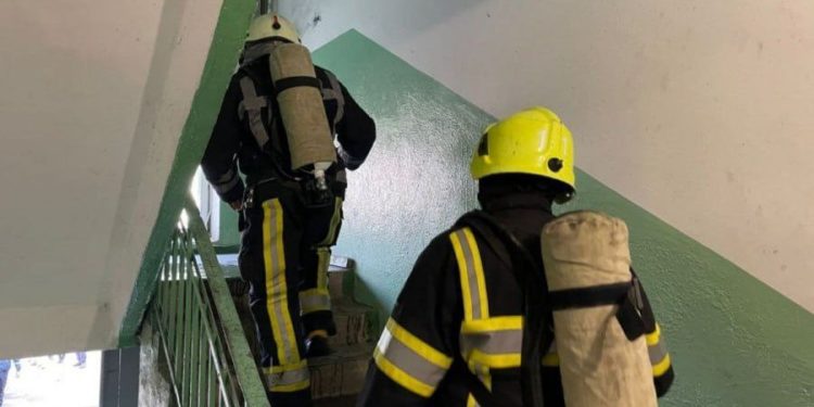 Три пожарных расчета тушили возгорание жилом доме в столице