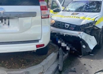 Везли задержанных в участок: полицейская машина попала в ДТП в столице