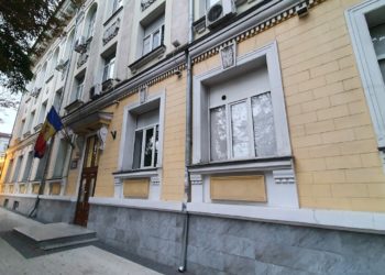 В одном из столичных лицеев обвалился потолок