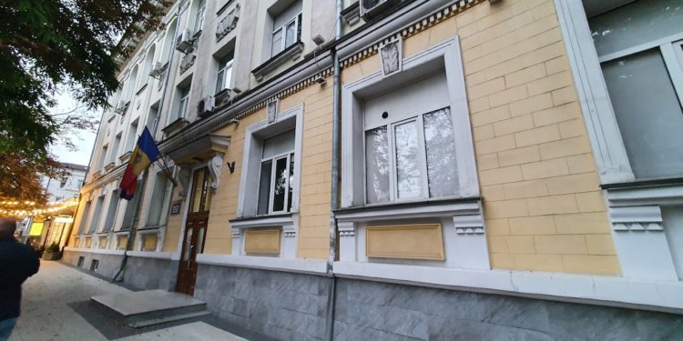 В одном из столичных лицеев обвалился потолок