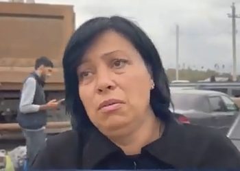 «Муж погиб в войне, а сама я не знаю куда пойти». Гражданка Молдовы с тремя детьми вынуждена была бежать из Нагорного Карабаха из-за военной операции | VIDEO