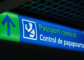 Пытался попасть в Украину через Молдову: россиянина задержали в кишиневском аэропорту с поддельным документом