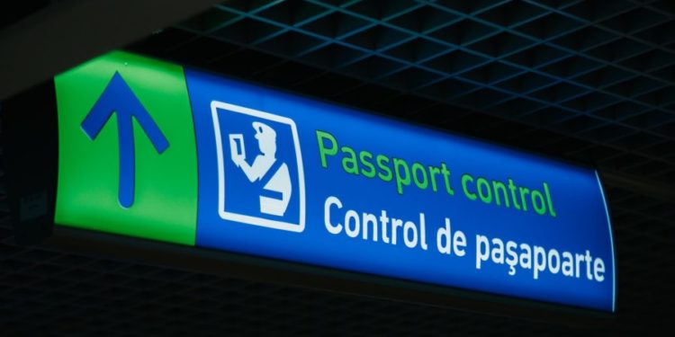 Пытался попасть в Украину через Молдову: россиянина задержали в кишиневском аэропорту с поддельным документом