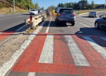 Автомобиль сбил на трассе мужчину, переходившего дорогу по правилам