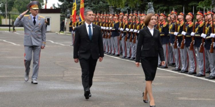 Ministrul Apărării, precum și mai mulți militari și civili ai instituției a fost decorați de către Maia Sandu cu Ordinul „Credință Patriei” | VIDEO