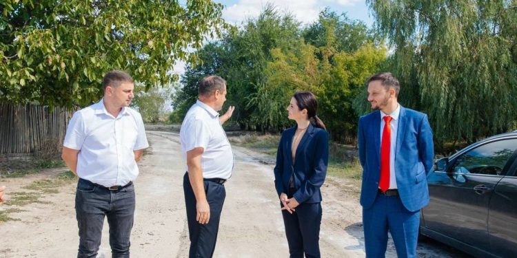 Schimbări majore în satul Chioselia Rusă din raionul Comrat. Datorită echipei Evgheniei Guțul, în scurt timp, va fi aşternut un nou strat de asfalt, pe un tronson de peste 2,5 kilometri: Este doar un început | VIDEO
