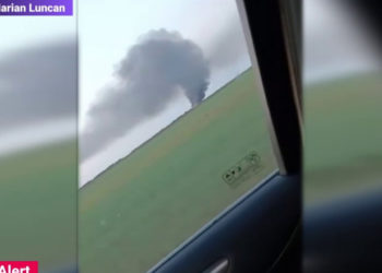 Un tren a luat foc la intrarea în gara din Oradea, România. 20 de călători au fost evacuați