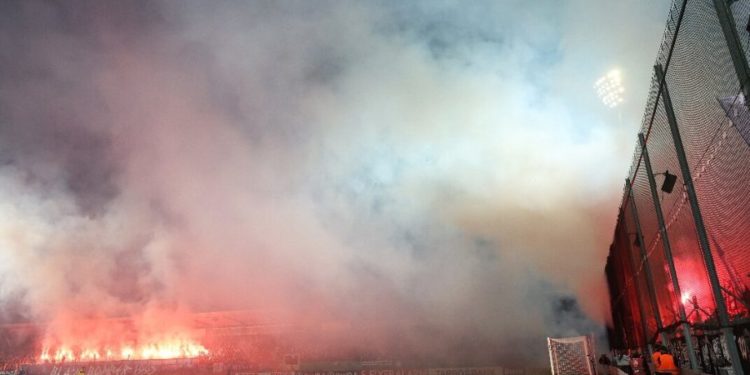 В Италии болельщики после поражения команды подожгли стадион соперника