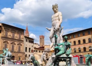 Турист в Италии залез на статую ради фото, сломал ее и угодил в полицию