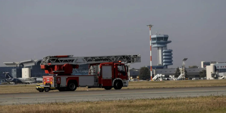 Самолет со 112 пассажирами на борту экстренно сел в Бухаресте из-за утечки топлива