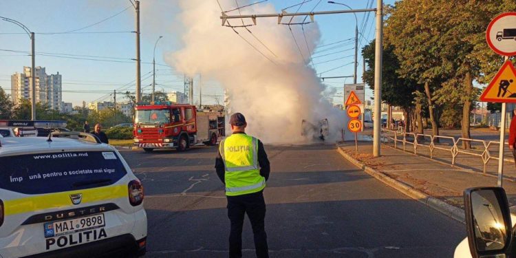 В Кишиневе посреди улицы загорелся автомобиль на газе