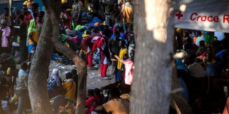 На итальянском острове Лампедуза мигрантов стало больше, чем жителей острова