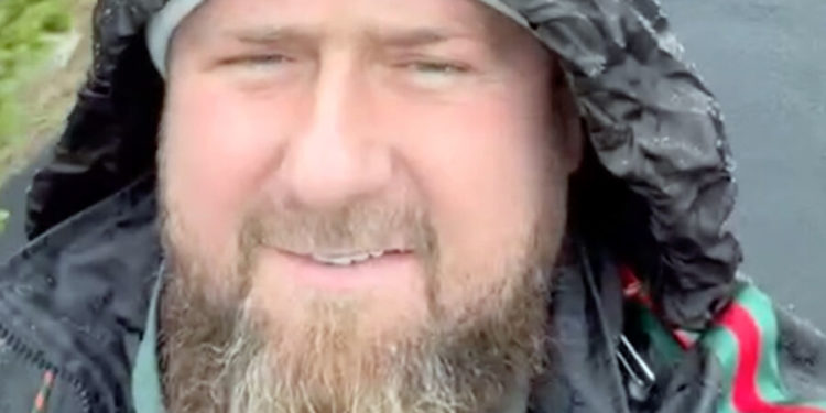 Кадыров прогулялся под дождем на фоне слухов о коме и смерти