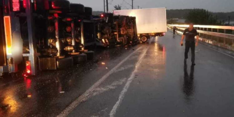 Un moldovean de 26 de ani a murit într-un accident teribil, în România: Tirul pe care îl conducea s-a răsturnat și a intrat într-o autoutilitară