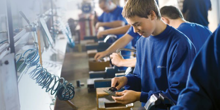 Trei școli profesional-tehnice din țară vor fuziona cu altele din regiune. Potrivit Ministerului Educației numărul de elevi care studiază acolo este prea mic | VIDEO