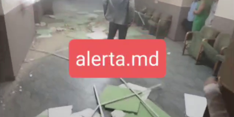O parte din tavanul liceului „Mircea Eliade” din Chișinău s-a prăbușit! Elevii au fost evacuați, iar administrația școlii refuză să ofere detalii | VIDEO