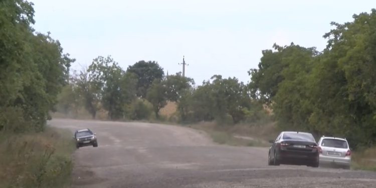 Renovarea drumului Soroca-Arionești-Otaci: Localnicii se plâng că după ce șantierul a fost vizitat de conducerea țării și presă, tehnica a dispărut