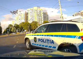 La un cm de accident: O maşină de poliţie cu girofar, dar fără sirenă, într-o intersecţie din Chişinău, la un pas de a fi spulberată de un alt automobil | VIDEO