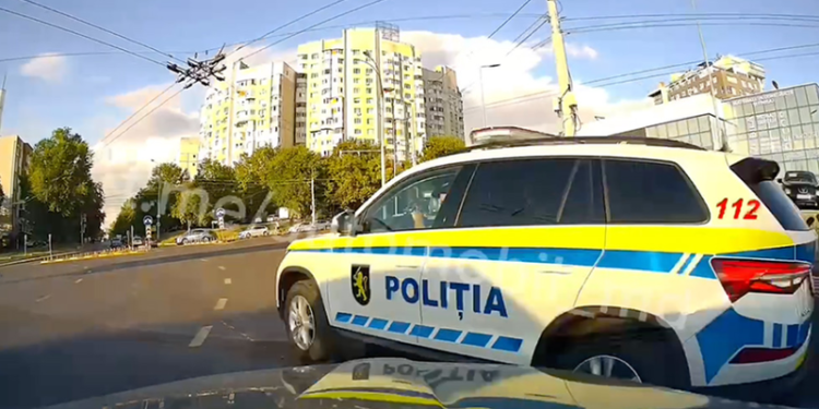 La un cm de accident: O maşină de poliţie cu girofar, dar fără sirenă, într-o intersecţie din Chişinău, la un pas de a fi spulberată de un alt automobil | VIDEO