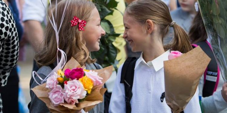 Început de an școlar cu flori în mâini și multe emoții: Mii de elevi s-au aliniat, în această dimineață, la careurile festive | VIDEO