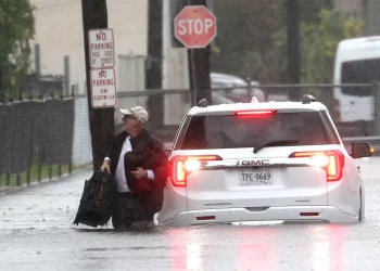 В Нью-Йорке за несколько часов выпала месячная норма осадков. В городе объявили режим ЧС
